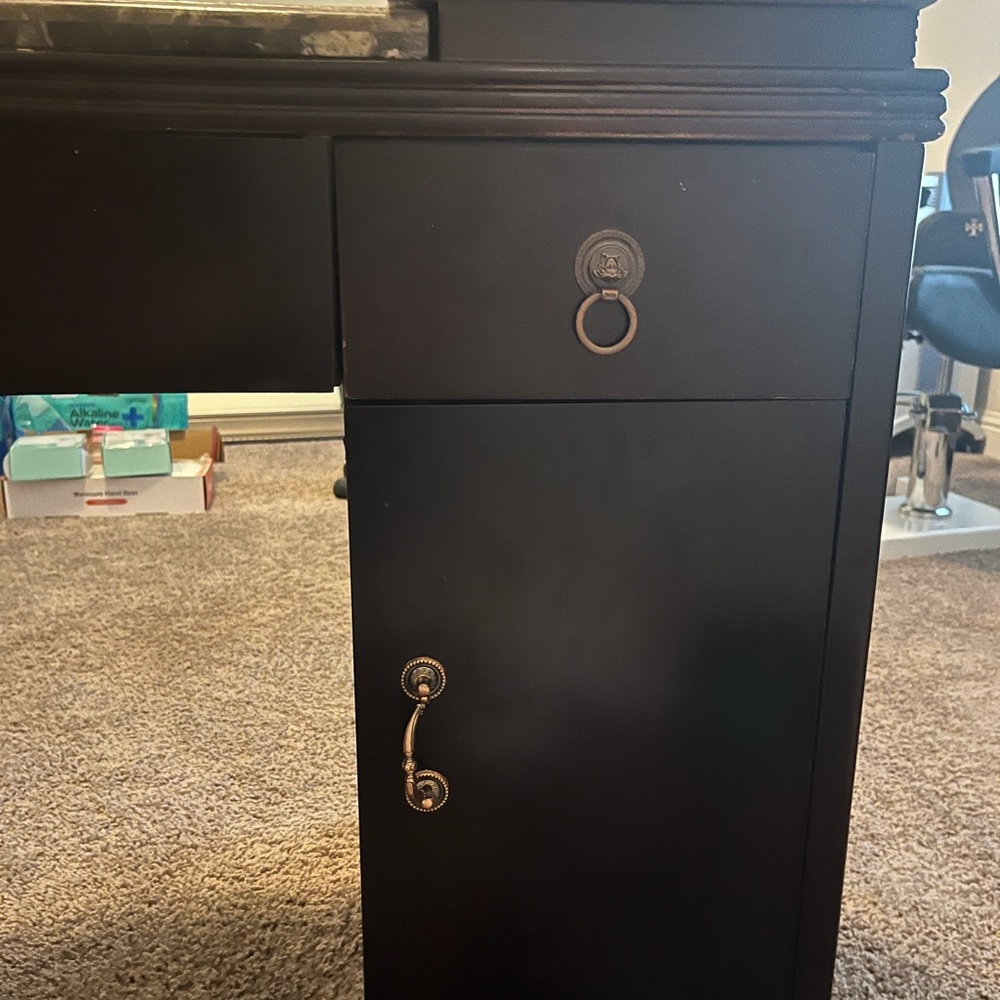 Manicure table - Picture 5 of 11